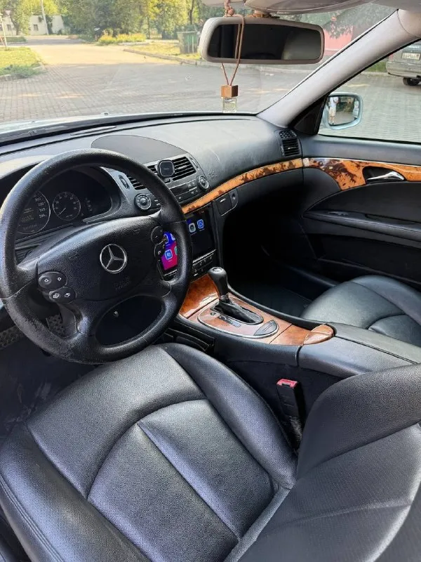 ‼️срочно‼️ продам mercedes benz e class w 211 рестайлинг год 2007 ✅объём двигателя: 2.5 бензин ✅коробка : автомат ✅колёса : r 18 ✅салон: кожа ✅цвет: серебристый • автомобиль в отличном состоянии • двигатель работает идеально • не дымит не троит, масложора нет • коробка переключает все отлично • ходовая мягкая ничего не брякает • по кузову в порядке, пару сколов ничего критичного • кожаный чёрный салон в хорошем состоянии • новая мультимедиа android ✅богатая комплектация: электропривод сидений, круиз-контроль, камера заднего вида, климат контроль, подогрев сидений и тд. в целом отличный автомобиль, за адекватные деньги ✅город: макеевка ✅телефон +79494035536 ✅если не отвечаю, то можно в тг 🔥🔥цена : 900 000 рублей🔥🔥 ✅хорошему покупателю торг и комплект резины в подарок 📞 звоните: +7(949)4035536 - фотография - 7