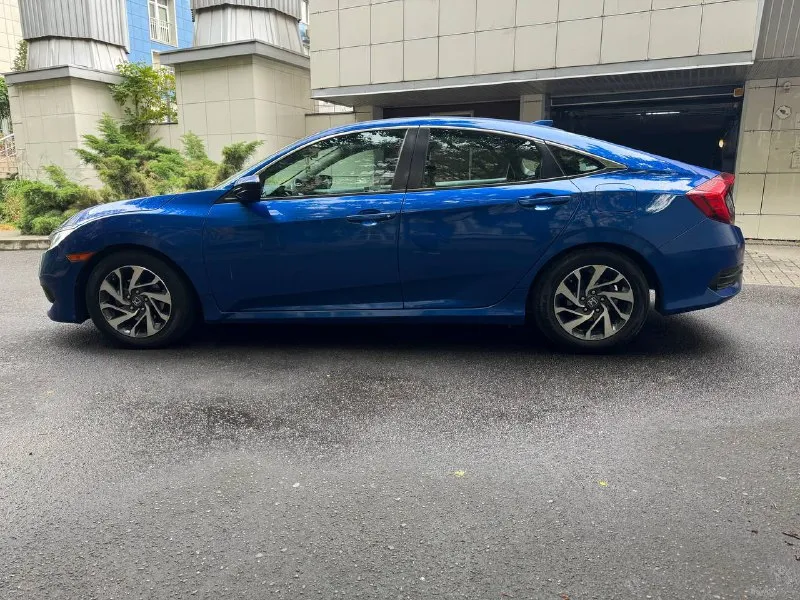 Срочно продам honda civik в отличном состоянии, очень красивом синем цвете, полностью обслуженный 2018год, 2л бензин без турбины! самый надежный и экономичный атмосферник в линейке. автоматическая коробка передач техническое состояние автомобиля на твердую пятерку. крутая комплектация с люком, камерами обзора при поворотах, камера заднего вида, бесключевой доступ, запуск с ключа, системой старт-стоп, круиз-контроль, мультируль и с другими необходимыми функциями. два комплекта ключей. в подарок новому владельцу отдаю комплект зимней резины на титановых дисках. цена: 1 млн 590 тысяч рублей(первая цена по россии, торг у капота) тел: +79498477720 донецк - фотография - 2