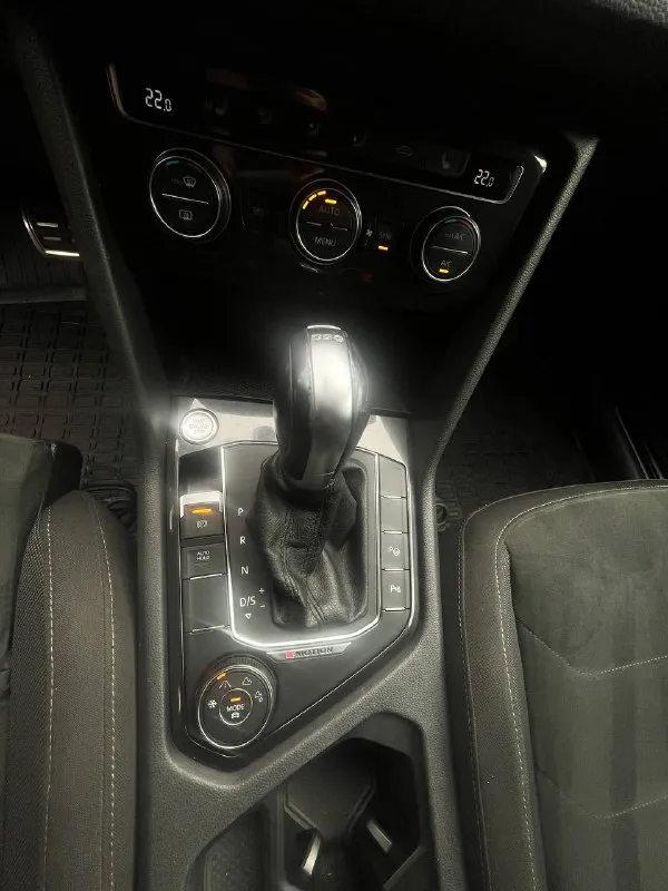 Volkswagen tiguan 2 2.0 tsi, dsg dq500, 4motion год: 2018 пробег: 95k км дилерский авто, я второй владелец. комплектация: топовый свет, авто дальний, подсвет при поворотах. led приборка, вывод любой информации на жк, изменяемый стиль (6 вариантов, полная палитра цветов), амбиентная подсветка салона, ног, порогов. адаптивный круиз, аварийное торможение, контроль дистанции спереди и сзади, ассистент выезда с парковки, автопарковка. 4х зонный климат контроль, для всех пассажиров. подогрев всех сидений включая задний диван. массаж водительского кресла. алькантара. сервопривод багажника, автозапуск с брелка и мобильного приложения. установлен дорогой starline. четыре режима вождения. помощь при спуске/подьеме. auto hold. ассистент смены полосы. carplay/android auto. холодильник в бардачке, 220в в багажнике. без ключевой доступ. автомобиль обклеен защитной пленкой! фары, капот, бампер, всё как положено! по технике: абсолютно не имеет никаких нареканий. обслуживался только у официалов в ростове. есть все чеки и история обслуживания. два комплекта резины. летние r20, очень дорогие и красивые колеса. зима стоковые vw r17 на новой резине. едет очень бодро и приятно, хорошая акустика. приезжайте - смотрите, прокатимся. любые проверки на ваш счет. из недостатков на которые уступлю в полной мере: трещина на лобовом, попал камень на трассе. пару вмятин на дверях которые оставили на парковках торговых центров. цена: 2,75🍋 +79493873942 г. макеевка. 📞 звоните: +7(949)3873942 - фотография - 10