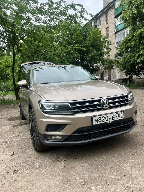 Volkswagen tiguan 2 2.0 tsi, dsg dq500, 4motion год: 2018 пробег: 95k км дилерский авто, я второй владелец. комплектация: топовый свет, авто дальний, подсвет при поворотах. led приборка, вывод любой информации на жк, изменяемый стиль (6 вариантов, полная палитра цветов), амбиентная подсветка салона, ног, порогов. адаптивный круиз, аварийное торможение, контроль дистанции спереди и сзади, ассистент выезда с парковки, автопарковка. 4х зонный климат контроль, для всех пассажиров. подогрев всех сидений включая задний диван. массаж водительского кресла. алькантара. сервопривод багажника, автозапуск с брелка и мобильного приложения. установлен дорогой starline. четыре режима вождения. помощь при спуске/подьеме. auto hold. ассистент смены полосы. carplay/android auto. холодильник в бардачке, 220в в багажнике. без ключевой доступ. автомобиль обклеен защитной пленкой! фары, капот, бампер, всё как положено! по технике: абсолютно не имеет никаких нареканий. обслуживался только у официалов в ростове. есть все чеки и история обслуживания. два комплекта резины. летние r20, очень дорогие и красивые колеса. зима стоковые vw r17 на новой резине. едет очень бодро и приятно, хорошая акустика. приезжайте - смотрите, прокатимся. любые проверки на ваш счет. из недостатков на которые уступлю в полной мере: трещина на лобовом, попал камень на трассе. пару вмятин на дверях которые оставили на парковках торговых центров. цена: 2,75🍋 +79493873942 г. макеевка. 📞 звоните: +7(949)3873942 - фотография - 7