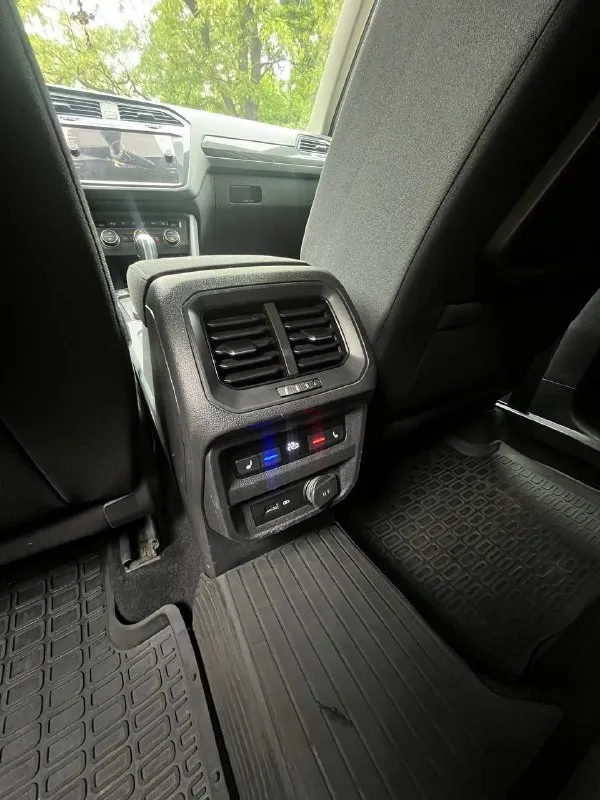 Volkswagen tiguan 2 2.0 tsi, dsg dq500, 4motion год: 2018 пробег: 95k км дилерский авто, я второй владелец. комплектация: топовый свет, авто дальний, подсвет при поворотах. led приборка, вывод любой информации на жк, изменяемый стиль (6 вариантов, полная палитра цветов), амбиентная подсветка салона, ног, порогов. адаптивный круиз, аварийное торможение, контроль дистанции спереди и сзади, ассистент выезда с парковки, автопарковка. 4х зонный климат контроль, для всех пассажиров. подогрев всех сидений включая задний диван. массаж водительского кресла. алькантара. сервопривод багажника, автозапуск с брелка и мобильного приложения. установлен дорогой starline. четыре режима вождения. помощь при спуске/подьеме. auto hold. ассистент смены полосы. carplay/android auto. холодильник в бардачке, 220в в багажнике. без ключевой доступ. автомобиль обклеен защитной пленкой! фары, капот, бампер, всё как положено! по технике: абсолютно не имеет никаких нареканий. обслуживался только у официалов в ростове. есть все чеки и история обслуживания. два комплекта резины. летние r20, очень дорогие и красивые колеса. зима стоковые vw r17 на новой резине. едет очень бодро и приятно, хорошая акустика. приезжайте - смотрите, прокатимся. любые проверки на ваш счет. из недостатков на которые уступлю в полной мере: трещина на лобовом, попал камень на трассе. пару вмятин на дверях которые оставили на парковках торговых центров. цена: 2,75🍋 +79493873942 г. макеевка. 📞 звоните: +7(949)3873942 - фотография - 9