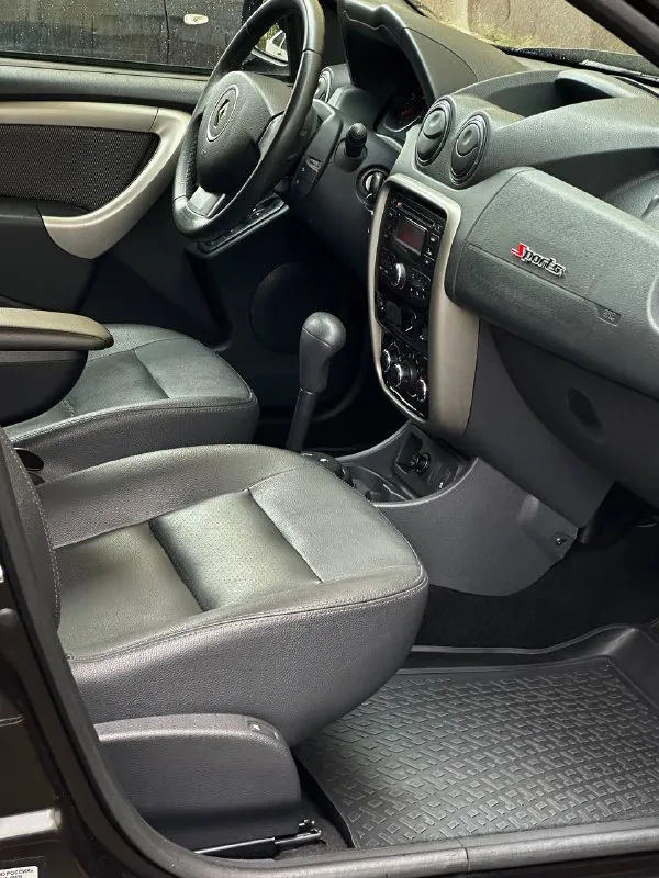 Renault duster год выпуска - 2014 пробег - 70.000км двигатель - 2.0 бензин кпп - автомат цена - 1.135.000₽ тел. +79493902663 либо - +79496799814 автомобиль в шикарном состоянии, без каких либо повреждений или изъянов. двигатель работает тихо и ровно. чистый и ухоженный кожаный салон. всего 2 хозяина. родной пробег. техническая часть на 5+ хорошая комплектация: подогревы всех сидени; кожаный салон; мультируль; отличная акустика; кондиционер; полный бортовой компьютер; abs; airbag; 2 пары ключей. кто ищет достойный дастер с минимальным пробегом - добро пожаловать. свзяь не всегда хорошая, на этих же номерах есть телеграм. 📲 tg: @vladimir_23_23_23 📞 звоните: +7(949)3902663 - фотография - 5