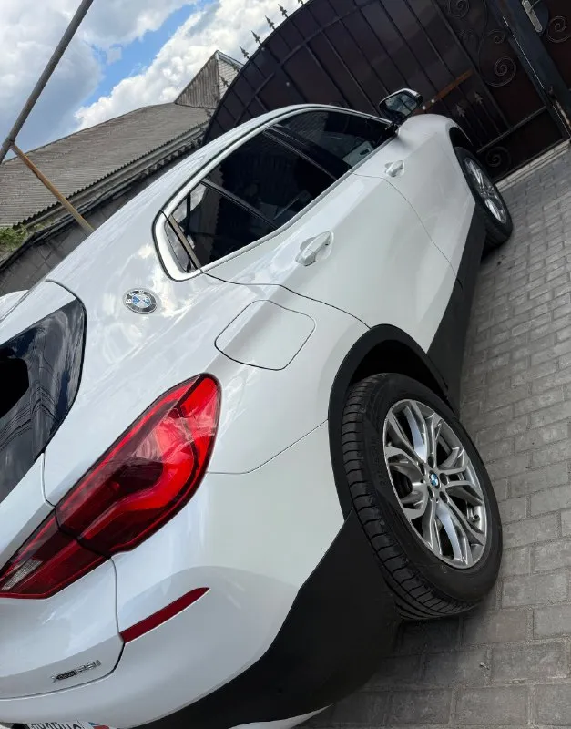 Шикарная машина с панорамным люком. машина для любителей данной марки. моментальный разгон и маневренность в городе. большой багажник. отличный звук в салоне. машина вложений не требует! bmw x2 2020 г. бензин полный привод пробег : 94000 мощность, л. с.: 231 модификация: 20i 2.0 xdrive ат (231 л. с.) салон • кожа • кожаный руль • люк цвет салона • светлый обогрев • передних сидений • зеркал • руля электростеклоподьемники • передние и задние электропривод • передних сидений • зеркал • складывания зеркал память настроек • передних сидений помощь при вождении • датчик дождя • датчик света • парктроник задний • парктроник передний • камера заднего вида • бортовой компьютер активная безопасность • экстренное торможение • обнаружение пешеходов фары • противотуманные • адаптивное освещение цена 3500000 обращаться по телефону 79591037323 📞 звоните: +7(959)1037323 - фотография - 8