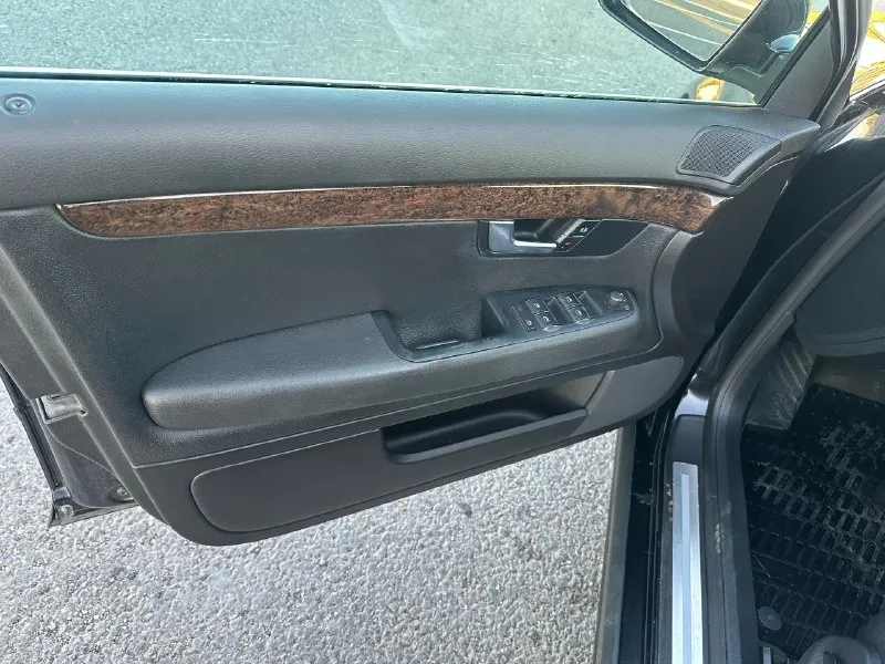 Audi а4 2007 года, пробег 239000 км. комплектация sline. кожаный салон, круиз контроль, климат контроль, датчики дождя и света, цена 800000₽ есть торг. с документами все в порядке, обращаться по номеру +79590353738 или в личку 📞 звоните: +7(959)0353738 - фотография - 3