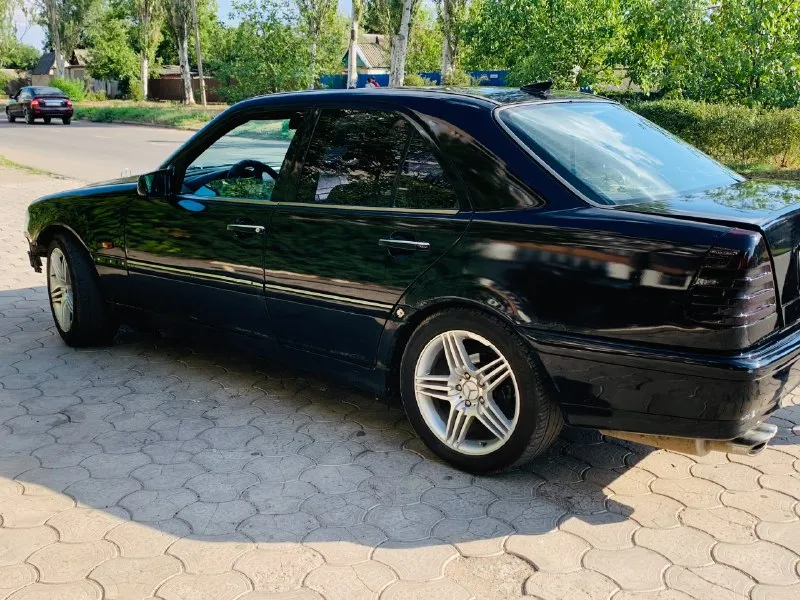 Срочная продажа mercedes с класс w202 1998г. в хорошем состояние двигатель коробка в отличном состояние едет очень бодро, обьем двигателя 2.5 коробка механика есть недочеты по кузову коррозия на задних арках. . диски amg r17, музыка с документами полный порядок осмотр г. харцызск +79490359535 цена 335 000 руб. можно обмен, предлагайте. 📞 звоните: +7(949)0359535 - фотография - 4