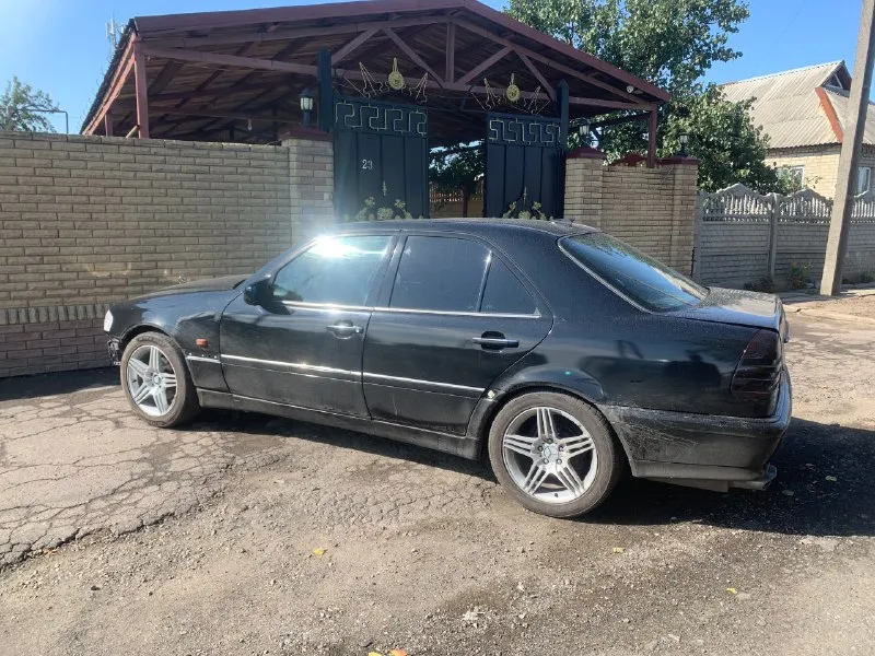 Срочная продажа mercedes с класс w202 1998г. в хорошем состояние двигатель коробка в отличном состояние едет очень бодро, обьем двигателя 2.5 коробка механика есть недочеты по кузову коррозия на задних арках. . диски amg r17, музыка с документами полный порядок осмотр г. харцызск +79490359535 цена 335 000 руб. можно обмен, предлагайте. 📞 звоните: +7(949)0359535 - фотография - 5