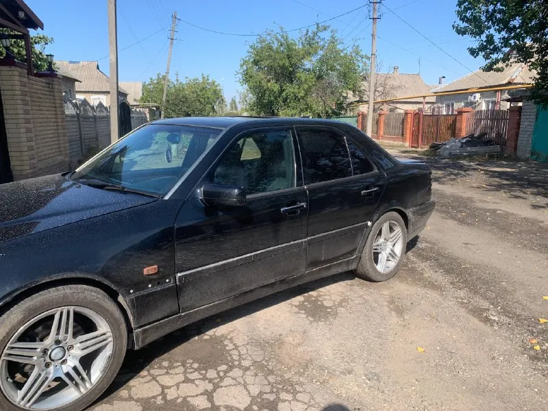 Срочная продажа mercedes с класс w202 1998г. в хорошем состояние двигатель коробка в отличном состояние едет очень бодро, обьем двигателя 2.5 коробка механика есть недочеты по кузову коррозия на задних арках. . диски amg r17, музыка с документами полный порядок осмотр г. харцызск +79490359535 цена 335 000 руб. можно обмен, предлагайте. 📞 звоните: +7(949)0359535 - фотография - 6