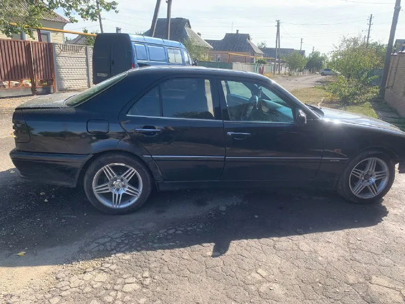 Срочная продажа mercedes с класс w202 1998г. в хорошем состояние двигатель коробка в отличном состояние едет очень бодро, обьем двигателя 2.5 коробка механика есть недочеты по кузову коррозия на задних арках. . диски amg r17, музыка с документами полный порядок осмотр г. харцызск +79490359535 цена 335 000 руб. можно обмен, предлагайте. 📞 звоните: +7(949)0359535 - фотография - 7
