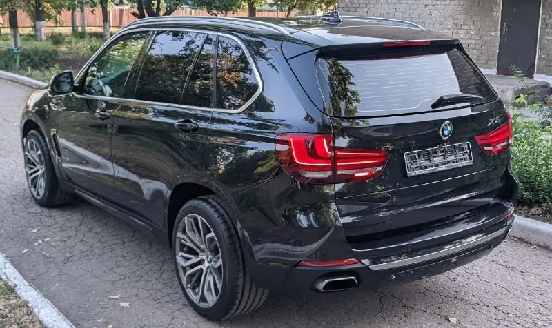 📢 продам bmw x5 f15 не бит не крашен 100%💥💥 можно и вкредит возможен обмен как у всех на обмен дороже цена 2🍋200тр 🔹год 2014 🔹двигатель 5.0 битурбо бенз. на500лс 🔹коробка: автомат 🔹учёт рф я хозяин любое оформление 🔹️пробег:157т. км цена 2🍋200тр торг звоните 🔹авто в хорошем состоянии не бита не крашена 100% ходовка супер двигатель и кпп работают отлично, кузов в идеальном состоянии, музыка, дачики мертвых зон, дачик света, дачик дождя, сигнализация, эл стеклоподъёмники и сидения ломайки сидения с обогрев додяжки дверей лазерные фары обогрев руля климат и мног всего т. д 🔹телефон :+79497396813(телеграм +7947396813) вацап +380714978907) 📲 tg: ваня костенко 📞 звоните: +7(949)7396813 - фотография - 5