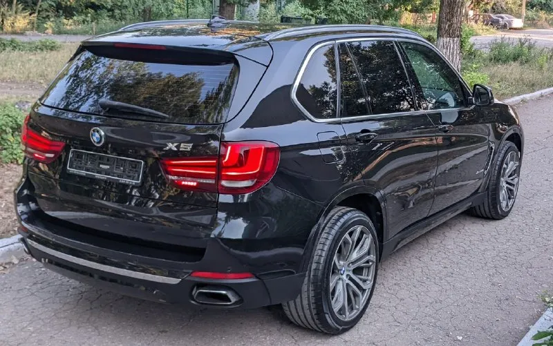 📢 продам bmw x5 f15 не бит не крашен 100%💥💥 можно и вкредит возможен обмен как у всех на обмен дороже цена 2🍋200тр 🔹год 2014 🔹двигатель 5.0 битурбо бенз. на500лс 🔹коробка: автомат 🔹учёт рф я хозяин любое оформление 🔹️пробег:157т. км цена 2🍋200тр торг звоните 🔹авто в хорошем состоянии не бита не крашена 100% ходовка супер двигатель и кпп работают отлично, кузов в идеальном состоянии, музыка, дачики мертвых зон, дачик света, дачик дождя, сигнализация, эл стеклоподъёмники и сидения ломайки сидения с обогрев додяжки дверей лазерные фары обогрев руля климат и мног всего т. д 🔹телефон :+79497396813(телеграм +7947396813) вацап +380714978907) 📲 tg: ваня костенко 📞 звоните: +7(949)7396813 - фотография - 6
