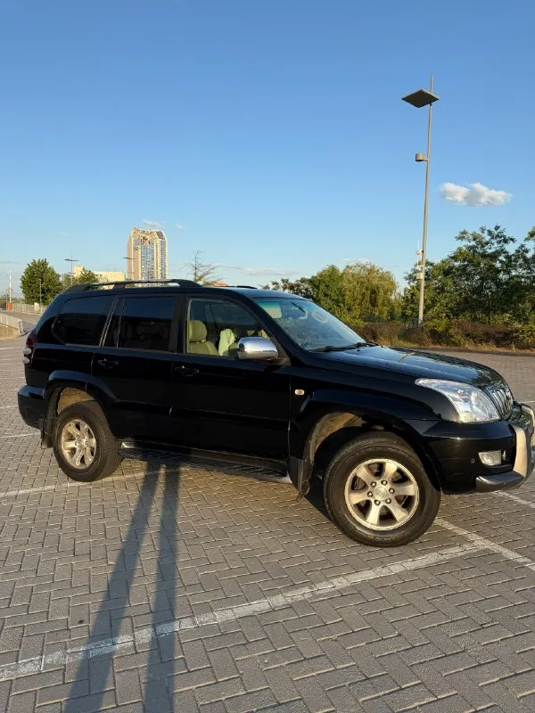 ☄️продажа toyota land cruiser prado 120, 4.0 (249 л. с.), 2006 г. в. — от собственника. особенности: ✅арабская версия автомобиля, приобреталась под заказ у официального дилера в донецке; ✅первый и единственный владелец с момента покупки; ✅родной пробег 275т; ✅без окрасов и дтп; ✅бензобак 180л; ✅третий ряд сидений; ✅усиленный фаркоп; 🔥богатая комплектация с кожаным салоном, электроприводами сидений, люком, климат-контролем, круиз контролем, датчиком дождя, системой стабилизации, бортовым компьютером, задними и передними парктрониками, и т. д; ✅установлена внештатная сигнализация; ✅установлена android мультимедиа с качественной камерой заднего вида; ✅гаражное хранение с момента покупки по сегодняшний день; 🛞комплект зимней резины; ⚙️5000км назад сделано полное то, заменено масло в ☝️автомобиль не видел газа. характеристики: * самый надежный двигатель v6 4.0 л, 249 л. с; * простой и надежный автомат aisin a750f; * полный привод с 3 режимами работы трансмиссии, блокировк 📞 звоните: +7(949)4195334 - фотография - 3