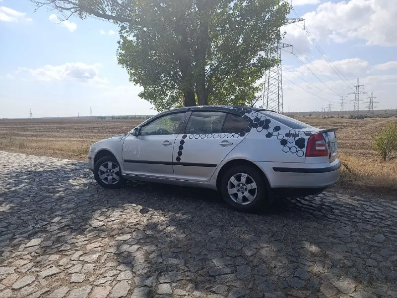 Продам собственное авто. skoda octavia a 5 2008 г/в в хорошем состоянии, цена в рублях 519 тыс руб торг у капота. (180 регион) любой вид оформления, двигатель 1,6 mpi бензин/газ евро 4, расход 8 л. акб супер. двс после кап ремонта, работает как часы. кпп включается четко, сцепление недавно менялось, ходовка перебиралась, энергоёмкая и комфортная в ходу. ручник исправен, к электрике вопросов нет. кузов оцинкован, зашумлена, стоят литые диски r 15 на летней резине, салон в достойном виде, установлены новые eva коврики, потолок алькантара. оснащена центральный замок, защита от детей, бортовой компьютер. эур, серво руль регулируется в двух плоскостях. abs, esp, 2 airbag, корректор фар, 4 эл стеклоподъёмника. эл привод багажника, 2-х зонный климат контроль, бардачок с функцией охлаждения. эл регулировка и подогрев зеркал, обогрев заднего стекла, микролифт, линзованная оптика. птф, впереди и сзади, штатная магнитола с приятным 📲 tg: олечка 📞 звоните: +7(948)4525644 - фотография - 3
