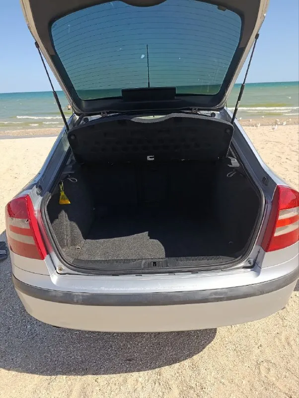 Продам собственное авто. skoda octavia a 5 2008 г/в в хорошем состоянии, цена в рублях 519 тыс руб торг у капота. (180 регион) любой вид оформления, двигатель 1,6 mpi бензин/газ евро 4, расход 8 л. акб супер. двс после кап ремонта, работает как часы. кпп включается четко, сцепление недавно менялось, ходовка перебиралась, энергоёмкая и комфортная в ходу. ручник исправен, к электрике вопросов нет. кузов оцинкован, зашумлена, стоят литые диски r 15 на летней резине, салон в достойном виде, установлены новые eva коврики, потолок алькантара. оснащена центральный замок, защита от детей, бортовой компьютер. эур, серво руль регулируется в двух плоскостях. abs, esp, 2 airbag, корректор фар, 4 эл стеклоподъёмника. эл привод багажника, 2-х зонный климат контроль, бардачок с функцией охлаждения. эл регулировка и подогрев зеркал, обогрев заднего стекла, микролифт, линзованная оптика. птф, впереди и сзади, штатная магнитола с приятным 📲 tg: олечка 📞 звоните: +7(948)4525644 - фотография - 5