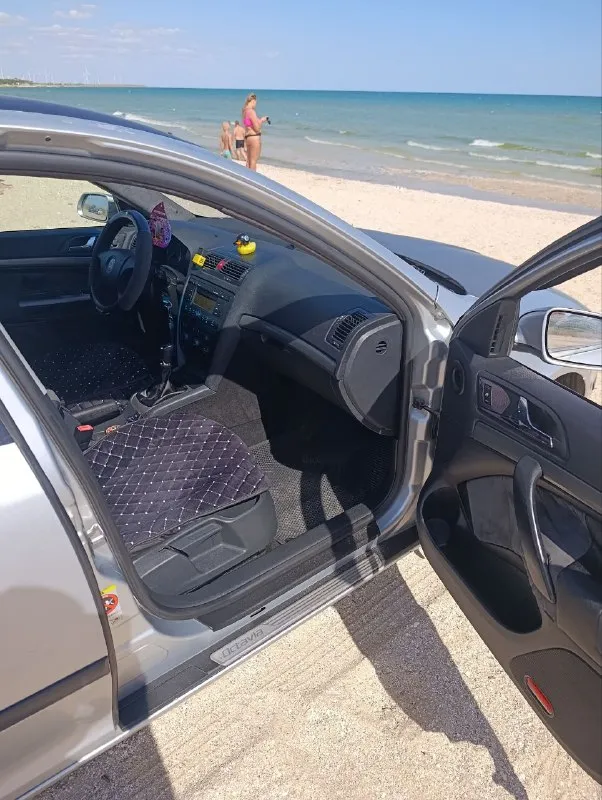 Продам собственное авто. skoda octavia a 5 2008 г/в в хорошем состоянии, цена в рублях 519 тыс руб торг у капота. (180 регион) любой вид оформления, двигатель 1,6 mpi бензин/газ евро 4, расход 8 л. акб супер. двс после кап ремонта, работает как часы. кпп включается четко, сцепление недавно менялось, ходовка перебиралась, энергоёмкая и комфортная в ходу. ручник исправен, к электрике вопросов нет. кузов оцинкован, зашумлена, стоят литые диски r 15 на летней резине, салон в достойном виде, установлены новые eva коврики, потолок алькантара. оснащена центральный замок, защита от детей, бортовой компьютер. эур, серво руль регулируется в двух плоскостях. abs, esp, 2 airbag, корректор фар, 4 эл стеклоподъёмника. эл привод багажника, 2-х зонный климат контроль, бардачок с функцией охлаждения. эл регулировка и подогрев зеркал, обогрев заднего стекла, микролифт, линзованная оптика. птф, впереди и сзади, штатная магнитола с приятным 📲 tg: олечка 📞 звоните: +7(948)4525644 - фотография - 7