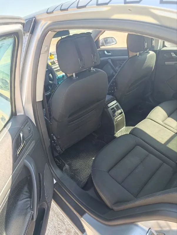 Продам собственное авто. skoda octavia a 5 2008 г/в в хорошем состоянии, цена в рублях 519 тыс руб торг у капота. (180 регион) любой вид оформления, двигатель 1,6 mpi бензин/газ евро 4, расход 8 л. акб супер. двс после кап ремонта, работает как часы. кпп включается четко, сцепление недавно менялось, ходовка перебиралась, энергоёмкая и комфортная в ходу. ручник исправен, к электрике вопросов нет. кузов оцинкован, зашумлена, стоят литые диски r 15 на летней резине, салон в достойном виде, установлены новые eva коврики, потолок алькантара. оснащена центральный замок, защита от детей, бортовой компьютер. эур, серво руль регулируется в двух плоскостях. abs, esp, 2 airbag, корректор фар, 4 эл стеклоподъёмника. эл привод багажника, 2-х зонный климат контроль, бардачок с функцией охлаждения. эл регулировка и подогрев зеркал, обогрев заднего стекла, микролифт, линзованная оптика. птф, впереди и сзади, штатная магнитола с приятным 📲 tg: олечка 📞 звоните: +7(948)4525644 - фотография - 8