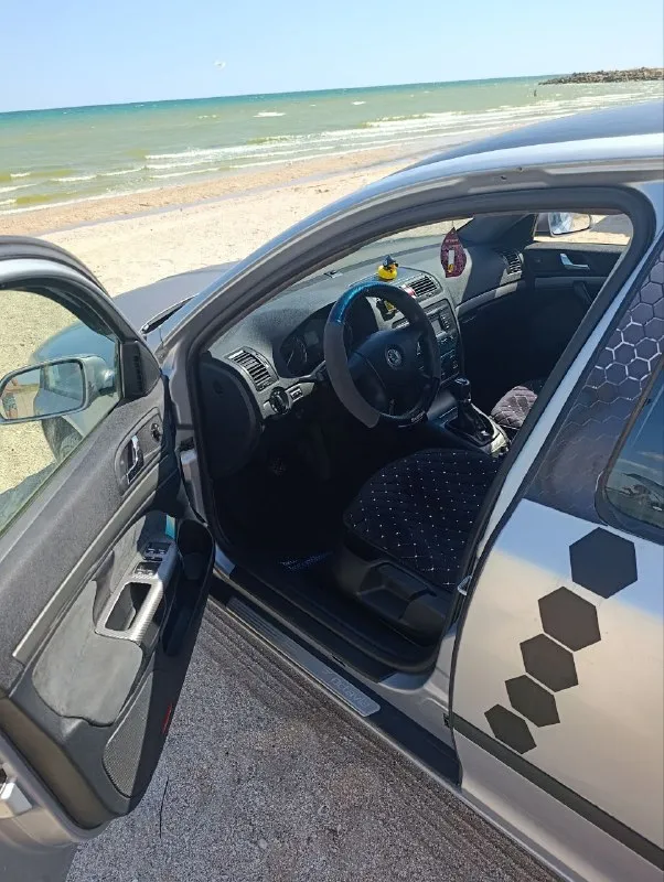 Продам собственное авто. skoda octavia a 5 2008 г/в в хорошем состоянии, цена в рублях 519 тыс руб торг у капота. (180 регион) любой вид оформления, двигатель 1,6 mpi бензин/газ евро 4, расход 8 л. акб супер. двс после кап ремонта, работает как часы. кпп включается четко, сцепление недавно менялось, ходовка перебиралась, энергоёмкая и комфортная в ходу. ручник исправен, к электрике вопросов нет. кузов оцинкован, зашумлена, стоят литые диски r 15 на летней резине, салон в достойном виде, установлены новые eva коврики, потолок алькантара. оснащена центральный замок, защита от детей, бортовой компьютер. эур, серво руль регулируется в двух плоскостях. abs, esp, 2 airbag, корректор фар, 4 эл стеклоподъёмника. эл привод багажника, 2-х зонный климат контроль, бардачок с функцией охлаждения. эл регулировка и подогрев зеркал, обогрев заднего стекла, микролифт, линзованная оптика. птф, впереди и сзади, штатная магнитола с приятным 📲 tg: олечка 📞 звоните: +7(948)4525644 - фотография - 9