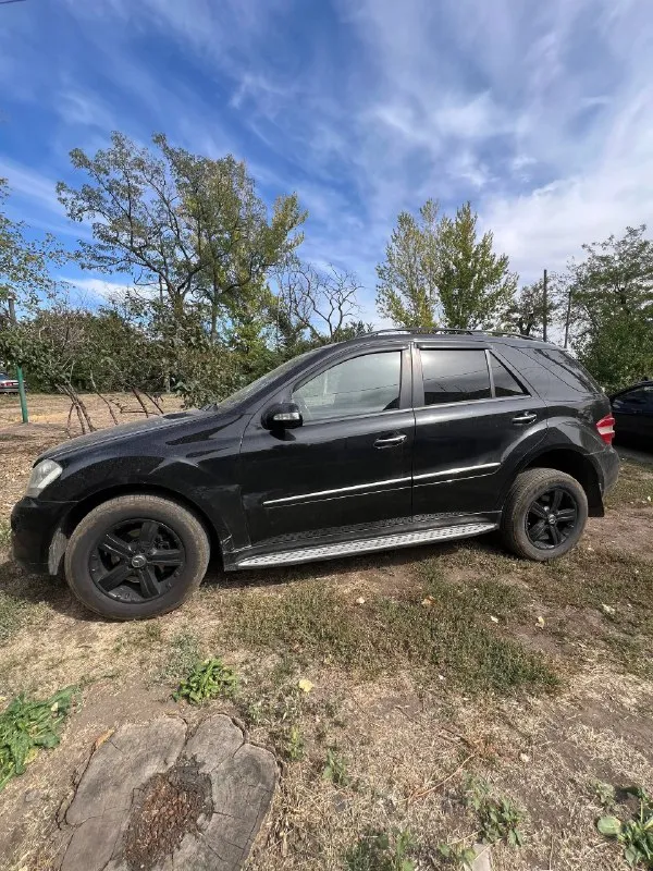 Mercedes ml 350 - 3.5 бензин коробка - автомат пробег - 272 тысячи (родной) цена - 1.050000 на пневме комплектация предмаксимальная. - люк - подогрев сидений - зеркала amg - электрическая регулировка руля - электрорегулировка сидений водитель/ пассажир + память - черный кожаный салон - 2-х зонный климат контроль - электро багажник состояние авто на фото, кузовных дефектов, ржавчины нет. в отличном состоянии, гильзован. проверки приветствуются. ходовая часть обслужена. список замен всех запчастей и расходников предоставляем. готовы на любые проверки, за ваш счет. территориально макеевка. +79495120792 📞 звоните: +7(949)5120792 - фотография - 2