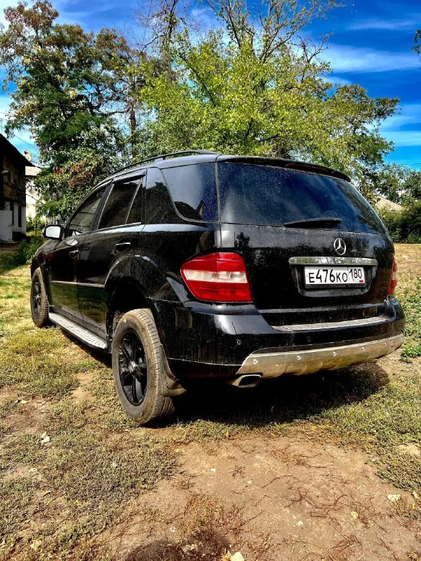 Mercedes ml 350 - 3.5 бензин коробка - автомат пробег - 272 тысячи (родной) цена - 1.050000 на пневме комплектация предмаксимальная. - люк - подогрев сидений - зеркала amg - электрическая регулировка руля - электрорегулировка сидений водитель/ пассажир + память - черный кожаный салон - 2-х зонный климат контроль - электро багажник состояние авто на фото, кузовных дефектов, ржавчины нет. в отличном состоянии, гильзован. проверки приветствуются. ходовая часть обслужена. список замен всех запчастей и расходников предоставляем. готовы на любые проверки, за ваш счет. территориально макеевка. +79495120792 📞 звоните: +7(949)5120792 - фотография - 3