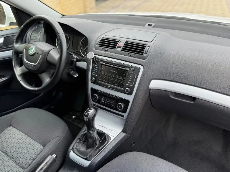 Продам авто в хорошем состоянии без дтп кузов в оригинале оригинальный небольшой пробег подтверждённый авто текой автомобиль полностью весь обслужен салон также находится в отличном состоянии в хорошей комплектации двухзонный климат контроль датчик дождя датчик света круизконтроль установлены оригинальные 16 диски повторюсь автомобиль без дтп. остальные все вопросы по телефону 🚗марка шкода октавия ⚙мотор 1.6 бензин 📦коробка механика 🏃🏻‍♂‍➡пробег 169 тысяч км 📅год выпуска 2010 💶цена 980 тысяч рублей ☎тел + 79497257498 - фотография - 7