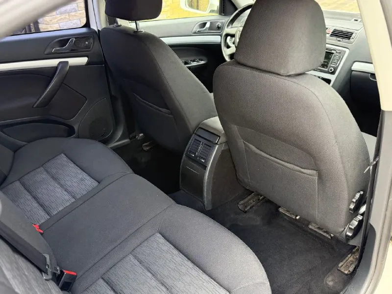 Продам авто в хорошем состоянии без дтп кузов в оригинале оригинальный небольшой пробег подтверждённый авто текой автомобиль полностью весь обслужен салон также находится в отличном состоянии в хорошей комплектации двухзонный климат контроль датчик дождя датчик света круизконтроль установлены оригинальные 16 диски повторюсь автомобиль без дтп. остальные все вопросы по телефону 🚗марка шкода октавия ⚙мотор 1.6 бензин 📦коробка механика 🏃🏻‍♂‍➡пробег 169 тысяч км 📅год выпуска 2010 💶цена 980 тысяч рублей ☎тел + 79497257498 - фотография - 9