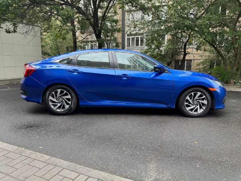 Срочно продам honda civik в отличном состоянии, очень красивом синем цвете, полностью обслуженный 2018год, 2л бензин без турбины! самый надежный и экономичный атмосферник в линейке. автоматическая коробка передач техническое состояние автомобиля на твердую пятерку. крутая комплектация с люком, камерами обзора при поворотах, камера заднего вида, бесключевой доступ, системой старт-стоп, круиз-контроль, мультируль и с другими необходимыми функциями. два комплекта ключей. в подарок новому владельцу отдаю комплект зимней резины на титановых дисках. цена: 1 млн 590 тысяч рублей(первая цена по россии, торг у капота) тел: +79498477720 донецк - фотография - 3