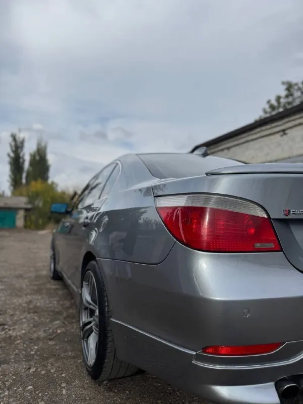 Продам bmw 525i 2006 год двигатель : 2.5 ат (218 л. с)🚀 пробег : 283.000 км машина в отличном состоянии, как технически так и внешне. комплектация : обогрев лобового, заднего и боковых стекл, обогрев руля, электро-регулировка сидений, адаптивная коробка, адаптивная оптика, партроники, старт-стоп, ангельские глазки, адаптивная рулевая рейка, провождение домой, шторка заднего стекла, подогрев сидений и многое другое. в машине стоит хорошая музыка, качественная и в тоже время приятная к слуху. r19, обвес на автомобиль делала компания yk. имеется аварийный комплект и запаска, полностью новые ( не тронуты вовсе )✅ с 2018 года ведется книга, которая велась каждый владельцем, там описано каждое то автомобиля ( имеется на руках )✅ 3 комплекта ключей. новая летняя резина, а также диски r17 цена : 1.050.000 рублей. готовы на любые проверки за ваш счет ✅ звонить по номеру телефона : +79496072294 - фотография - 10