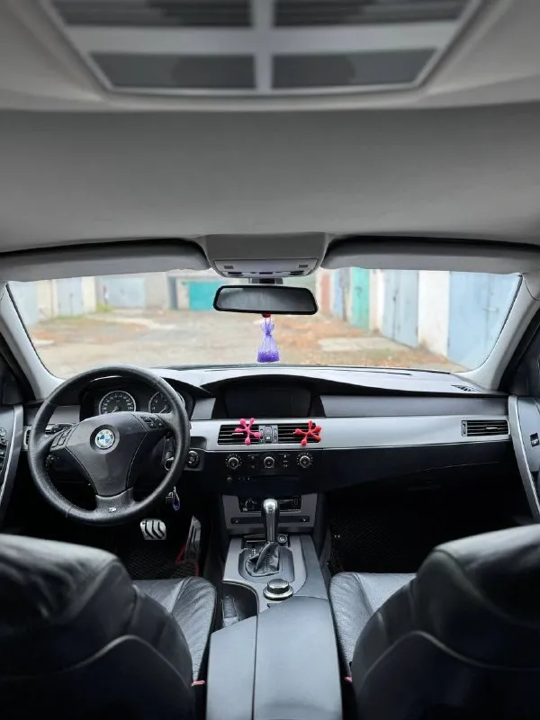 Продам bmw 525i 2006 год двигатель : 2.5 ат (218 л. с)🚀 пробег : 283.000 км машина в отличном состоянии, как технически так и внешне. комплектация : обогрев лобового, заднего и боковых стекл, обогрев руля, электро-регулировка сидений, адаптивная коробка, адаптивная оптика, партроники, старт-стоп, ангельские глазки, адаптивная рулевая рейка, провождение домой, шторка заднего стекла, подогрев сидений и многое другое. в машине стоит хорошая музыка, качественная и в тоже время приятная к слуху. r19, обвес на автомобиль делала компания yk. имеется аварийный комплект и запаска, полностью новые ( не тронуты вовсе )✅ с 2018 года ведется книга, которая велась каждый владельцем, там описано каждое то автомобиля ( имеется на руках )✅ 3 комплекта ключей. новая летняя резина, а также диски r17 цена : 1.050.000 рублей. готовы на любые проверки за ваш счет ✅ звонить по номеру телефона : +79496072294 - фотография - 2