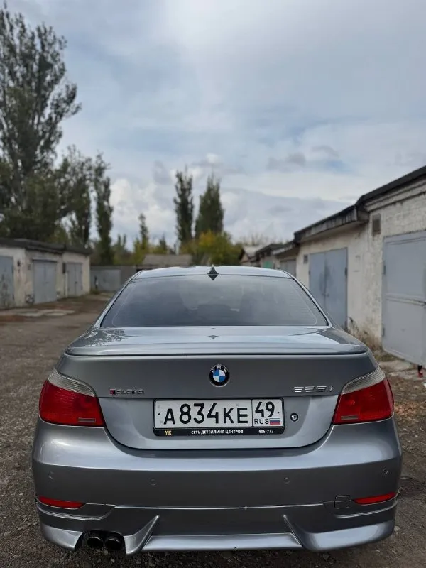 Продам bmw 525i 2006 год двигатель : 2.5 ат (218 л. с)🚀 пробег : 283.000 км машина в отличном состоянии, как технически так и внешне. комплектация : обогрев лобового, заднего и боковых стекл, обогрев руля, электро-регулировка сидений, адаптивная коробка, адаптивная оптика, партроники, старт-стоп, ангельские глазки, адаптивная рулевая рейка, провождение домой, шторка заднего стекла, подогрев сидений и многое другое. в машине стоит хорошая музыка, качественная и в тоже время приятная к слуху. r19, обвес на автомобиль делала компания yk. имеется аварийный комплект и запаска, полностью новые ( не тронуты вовсе )✅ с 2018 года ведется книга, которая велась каждый владельцем, там описано каждое то автомобиля ( имеется на руках )✅ 3 комплекта ключей. новая летняя резина, а также диски r17 цена : 1.050.000 рублей. готовы на любые проверки за ваш счет ✅ звонить по номеру телефона : +79496072294 - фотография - 4