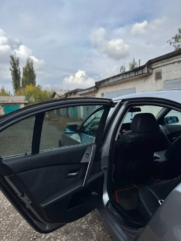 Продам bmw 525i 2006 год двигатель : 2.5 ат (218 л. с)🚀 пробег : 283.000 км машина в отличном состоянии, как технически так и внешне. комплектация : обогрев лобового, заднего и боковых стекл, обогрев руля, электро-регулировка сидений, адаптивная коробка, адаптивная оптика, партроники, старт-стоп, ангельские глазки, адаптивная рулевая рейка, провождение домой, шторка заднего стекла, подогрев сидений и многое другое. в машине стоит хорошая музыка, качественная и в тоже время приятная к слуху. r19, обвес на автомобиль делала компания yk. имеется аварийный комплект и запаска, полностью новые ( не тронуты вовсе )✅ с 2018 года ведется книга, которая велась каждый владельцем, там описано каждое то автомобиля ( имеется на руках )✅ 3 комплекта ключей. новая летняя резина, а также диски r17 цена : 1.050.000 рублей. готовы на любые проверки за ваш счет ✅ звонить по номеру телефона : +79496072294 - фотография - 5