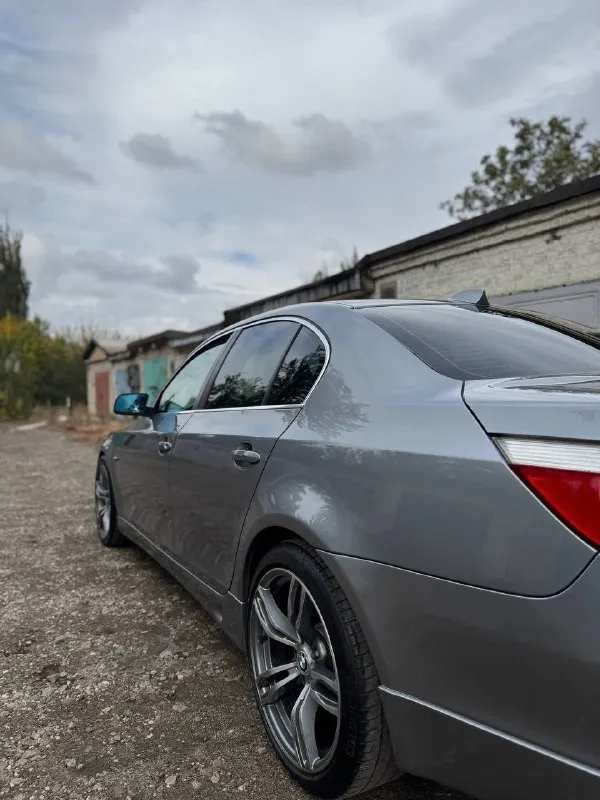 Продам bmw 525i 2006 год двигатель : 2.5 ат (218 л. с)🚀 пробег : 283.000 км машина в отличном состоянии, как технически так и внешне. комплектация : обогрев лобового, заднего и боковых стекл, обогрев руля, электро-регулировка сидений, адаптивная коробка, адаптивная оптика, партроники, старт-стоп, ангельские глазки, адаптивная рулевая рейка, провождение домой, шторка заднего стекла, подогрев сидений и многое другое. в машине стоит хорошая музыка, качественная и в тоже время приятная к слуху. r19, обвес на автомобиль делала компания yk. имеется аварийный комплект и запаска, полностью новые ( не тронуты вовсе )✅ с 2018 года ведется книга, которая велась каждый владельцем, там описано каждое то автомобиля ( имеется на руках )✅ 3 комплекта ключей. новая летняя резина, а также диски r17 цена : 1.050.000 рублей. готовы на любые проверки за ваш счет ✅ звонить по номеру телефона : +79496072294 - фотография - 6