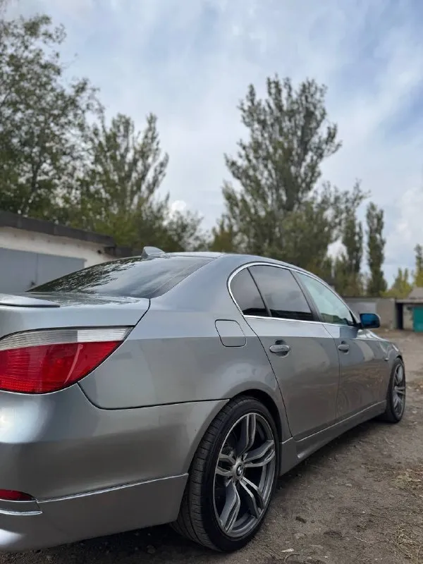 Продам bmw 525i 2006 год двигатель : 2.5 ат (218 л. с)🚀 пробег : 283.000 км машина в отличном состоянии, как технически так и внешне. комплектация : обогрев лобового, заднего и боковых стекл, обогрев руля, электро-регулировка сидений, адаптивная коробка, адаптивная оптика, партроники, старт-стоп, ангельские глазки, адаптивная рулевая рейка, провождение домой, шторка заднего стекла, подогрев сидений и многое другое. в машине стоит хорошая музыка, качественная и в тоже время приятная к слуху. r19, обвес на автомобиль делала компания yk. имеется аварийный комплект и запаска, полностью новые ( не тронуты вовсе )✅ с 2018 года ведется книга, которая велась каждый владельцем, там описано каждое то автомобиля ( имеется на руках )✅ 3 комплекта ключей. новая летняя резина, а также диски r17 цена : 1.050.000 рублей. готовы на любые проверки за ваш счет ✅ звонить по номеру телефона : +79496072294 - фотография - 7