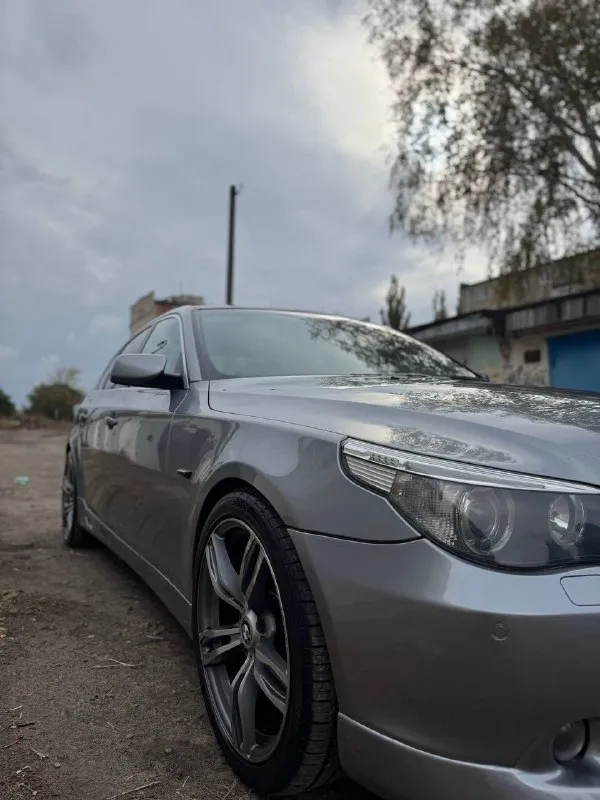 Продам bmw 525i 2006 год двигатель : 2.5 ат (218 л. с)🚀 пробег : 283.000 км машина в отличном состоянии, как технически так и внешне. комплектация : обогрев лобового, заднего и боковых стекл, обогрев руля, электро-регулировка сидений, адаптивная коробка, адаптивная оптика, партроники, старт-стоп, ангельские глазки, адаптивная рулевая рейка, провождение домой, шторка заднего стекла, подогрев сидений и многое другое. в машине стоит хорошая музыка, качественная и в тоже время приятная к слуху. r19, обвес на автомобиль делала компания yk. имеется аварийный комплект и запаска, полностью новые ( не тронуты вовсе )✅ с 2018 года ведется книга, которая велась каждый владельцем, там описано каждое то автомобиля ( имеется на руках )✅ 3 комплекта ключей. новая летняя резина, а также диски r17 цена : 1.050.000 рублей. готовы на любые проверки за ваш счет ✅ звонить по номеру телефона : +79496072294 - фотография - 8
