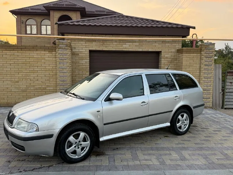 Продам skoda octavia тур универсал с легендарным мотором 1.9 дизель 6 ступенчатая коробка механика автомобиль в отличном состоянии весь родной краски за исключением двух деталей с родным пробегом машина была куплена новой в автосалоне один собственник комплектация элеганс все вопросы по телефону 🚗марка шкода октавия ⚙мотор 1.9 дизель 🏃🏾‍♂‍➡пробег 270 тысяч км 📦коробка механика 6 ст 📅год выпуска 2004 💶цена 560 тысяч рублей ☎тел +79497257498 - фотография - 6