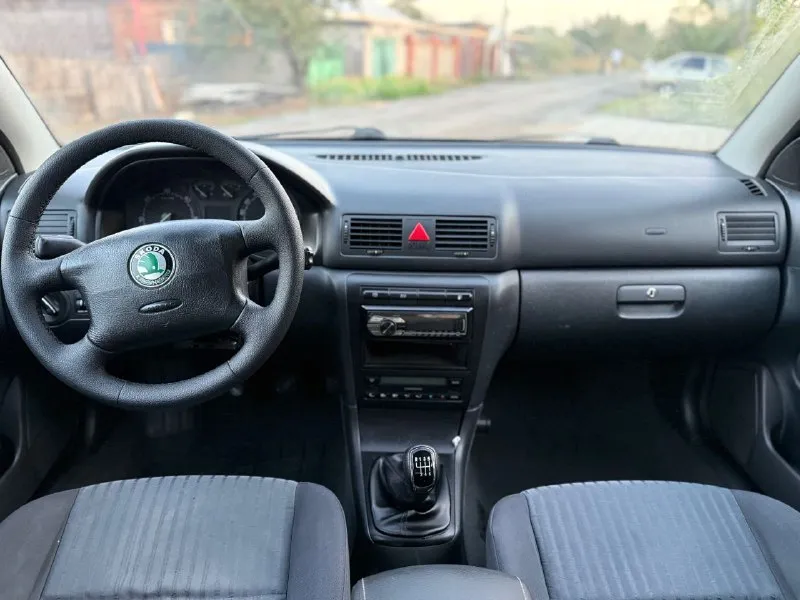 Продам skoda octavia тур универсал с легендарным мотором 1.9 дизель 6 ступенчатая коробка механика автомобиль в отличном состоянии весь родной краски за исключением двух деталей с родным пробегом машина была куплена новой в автосалоне один собственник комплектация элеганс все вопросы по телефону 🚗марка шкода октавия ⚙мотор 1.9 дизель 🏃🏾‍♂‍➡пробег 270 тысяч км 📦коробка механика 6 ст 📅год выпуска 2004 💶цена 560 тысяч рублей ☎тел +79497257498 - фотография - 7