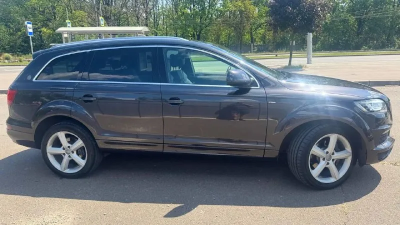 Продам audi q7, 2009год. рестайлинг. 3.0 самый надежный. машина в отличном состоянии, s-line пакет, кожаный салон с альконтарой тоже s-line, 2-х зонный климат контроль, без пневмы, круиз контроль, подогрев сидений, диски r20, два комплекта резины. в отличном состоянии. полностью обслужена. пробег 240. цена 2.100.000. возможна продажа в кредит. осмотр донецк +79494956671 богдан +7-985-208-16-09. +79494498253 📞 звоните: +7(949)4956671 - фотография - 3
