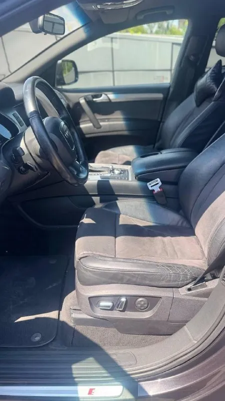 Продам audi q7, 2009год. рестайлинг. 3.0 самый надежный. машина в отличном состоянии, s-line пакет, кожаный салон с альконтарой тоже s-line, 2-х зонный климат контроль, без пневмы, круиз контроль, подогрев сидений, диски r20, два комплекта резины. в отличном состоянии. полностью обслужена. пробег 240. цена 2.100.000. возможна продажа в кредит. осмотр донецк +79494956671 богдан +7-985-208-16-09. +79494498253 📞 звоните: +7(949)4956671 - фотография - 6