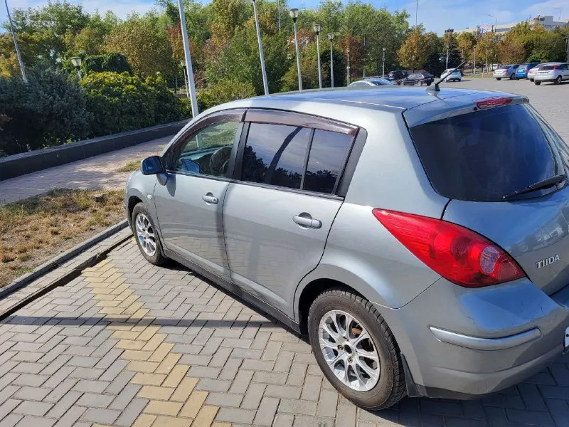 Nissan tiida (ниссан тиида) 2008 год, в хорошем состоянии, два хозяина и чистая автотека. двигатель 1.6 на механике, работают отлично, ходовая вся сделанная, кузов очень достойный, новая резина. много лет в одних руках, хозяйская машина. всё работает как надо. цена 620000 рублей, торг. донецк +79494077671 николай - фотография - 2
