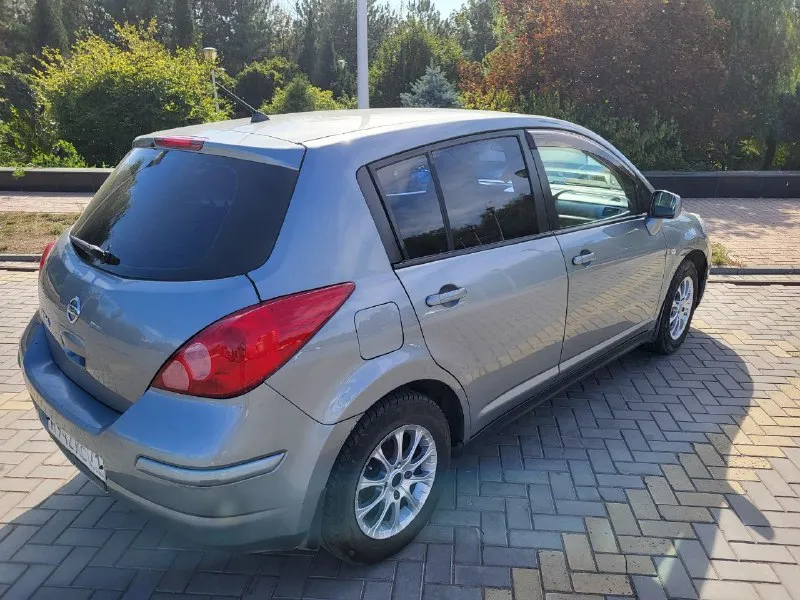 Nissan tiida (ниссан тиида) 2008 год, в хорошем состоянии, два хозяина и чистая автотека. двигатель 1.6 на механике, работают отлично, ходовая вся сделанная, кузов очень достойный, новая резина. много лет в одних руках, хозяйская машина. всё работает как надо. цена 620000 рублей, торг. донецк +79494077671 николай - фотография - 3