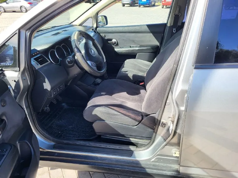 Nissan tiida (ниссан тиида) 2008 год, в хорошем состоянии, два хозяина и чистая автотека. двигатель 1.6 на механике, работают отлично, ходовая вся сделанная, кузов очень достойный, новая резина. много лет в одних руках, хозяйская машина. всё работает как надо. цена 620000 рублей, торг. донецк +79494077671 николай - фотография - 7