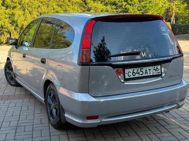 Продам honda stream (1) рестайлинг, 2004 г. в, отличный 6-и (а заменив 2-й ряд раздельных сидений, получается 7-и) местный “минивэн“. двигатель 1.7 л (бензин) на 125 л. с, обслужен, установлен новый комплект грм, новая помпа. кузов преимущественно в заводском окрасе. пороги переварены в июле-месяце сего года. оригинальный птс, зелёный отчёт по автотеке. стоимость : 580,000 руб. обмен не интересен. находится в г макеевка. звонить по существу. контакты : +79494531233 - фотография - 3