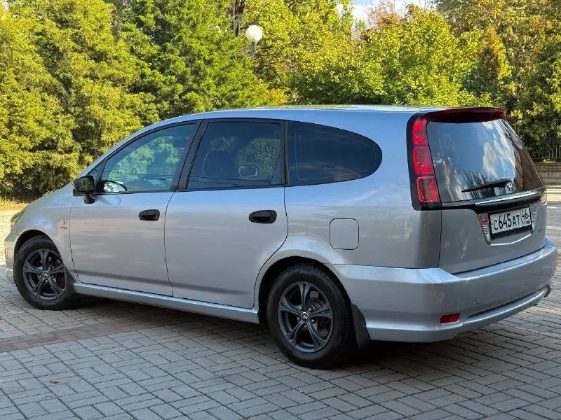 Продам honda stream (1) рестайлинг, 2004 г. в, отличный 6-и (а заменив 2-й ряд раздельных сидений, получается 7-и) местный “минивэн“. двигатель 1.7 л (бензин) на 125 л. с, обслужен, установлен новый комплект грм, новая помпа. кузов преимущественно в заводском окрасе. пороги переварены в июле-месяце сего года. оригинальный птс, зелёный отчёт по автотеке. стоимость : 580,000 руб. обмен не интересен. находится в г макеевка. звонить по существу. контакты : +79494531233 - фотография - 4