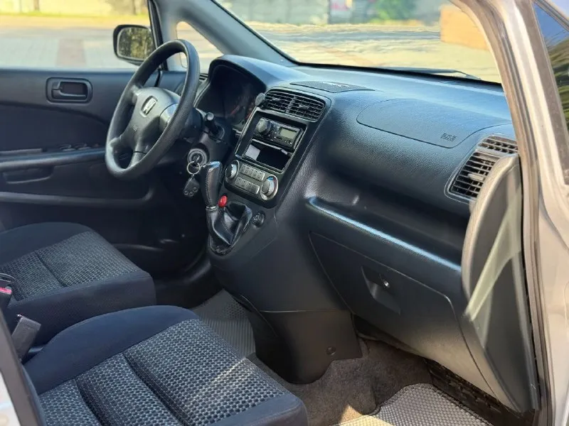 Продам honda stream (1) рестайлинг, 2004 г. в, отличный 6-и (а заменив 2-й ряд раздельных сидений, получается 7-и) местный “минивэн“. двигатель 1.7 л (бензин) на 125 л. с, обслужен, установлен новый комплект грм, новая помпа. кузов преимущественно в заводском окрасе. пороги переварены в июле-месяце сего года. оригинальный птс, зелёный отчёт по автотеке. стоимость : 580,000 руб. обмен не интересен. находится в г макеевка. звонить по существу. контакты : +79494531233 - фотография - 6