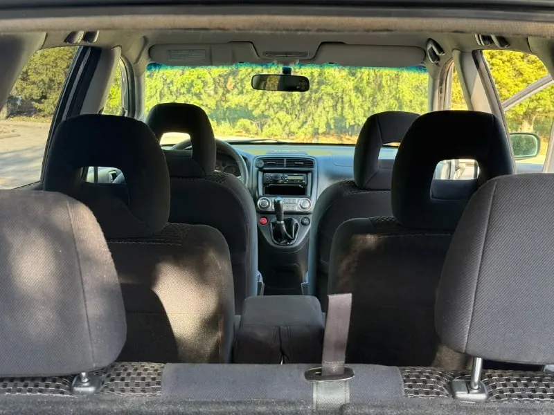 Продам honda stream (1) рестайлинг, 2004 г. в, отличный 6-и (а заменив 2-й ряд раздельных сидений, получается 7-и) местный “минивэн“. двигатель 1.7 л (бензин) на 125 л. с, обслужен, установлен новый комплект грм, новая помпа. кузов преимущественно в заводском окрасе. пороги переварены в июле-месяце сего года. оригинальный птс, зелёный отчёт по автотеке. стоимость : 580,000 руб. обмен не интересен. находится в г макеевка. звонить по существу. контакты : +79494531233 - фотография - 7