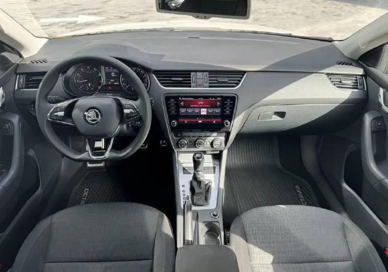 Skoda octavia 1.8t 2015г. комплектация и дооснащение: • мультимедиа мiв 2.5 аmundsеn (саrрlаy/аndrоid аutо, активная навигация). • зимний пакет: лобовое стекло с подогревом, заднее стекло с подогревом, все сиденья с подогревом. • камера заднего вида. • новый спортивный руль skоdа (а8). • усиленный свет: линзы аоzооm а19, новые стёкла фар, полировка птф, бронеплёнка на фары и птф. • газовые упоры stаbilus капота и багажника. большой сервис сделан недавно: маховик и сцепление luк, тормоза zimmеrmаnn по кругу, замена рычагов, помпа термостат, кондиционер заправлен, радиаторы промыты. машина полностью обслужена. есть сколы по кузову — типично для этого кузова. цена: 1.250.000. осмотр: донецк. whatsapp telegram:+79150131010 феникс:+79495098589 - фотография - 5