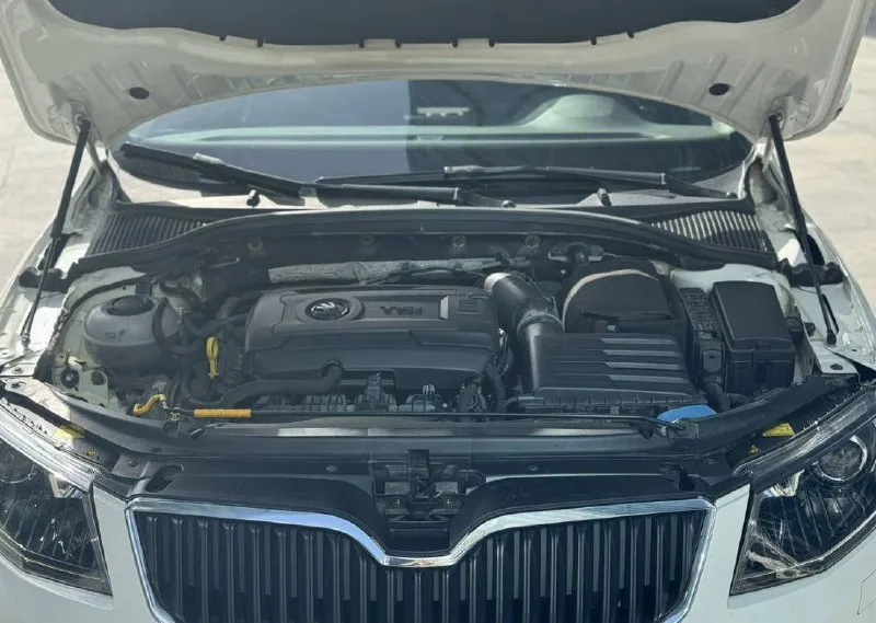 Skoda octavia 1.8t 2015г. комплектация и дооснащение: • мультимедиа мiв 2.5 аmundsеn (саrрlаy/аndrоid аutо, активная навигация). • зимний пакет: лобовое стекло с подогревом, заднее стекло с подогревом, все сиденья с подогревом. • камера заднего вида. • новый спортивный руль skоdа (а8). • усиленный свет: линзы аоzооm а19, новые стёкла фар, полировка птф, бронеплёнка на фары и птф. • газовые упоры stаbilus капота и багажника. большой сервис сделан недавно: маховик и сцепление luк, тормоза zimmеrmаnn по кругу, замена рычагов, помпа термостат, кондиционер заправлен, радиаторы промыты. машина полностью обслужена. есть сколы по кузову — типично для этого кузова. цена: 1.250.000. осмотр: донецк. whatsapp telegram:+79150131010 феникс:+79495098589 - фотография - 7