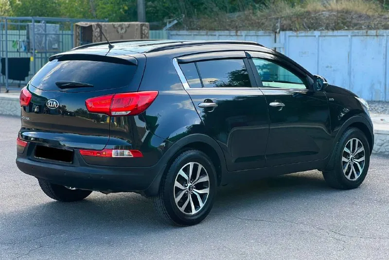 Kia sportage
Год-2014
Пробег-144.000
Мотор-2.0
Коробка-автомат
Цена-1.380.000 торг-обмен
Номер- +79497546213
Автомобиль в идеальном состоянии
Кузов без дефектов. Ходовая часть без нареканий.
Мотор работает идеально, замена масла каждые 6 тысяч км,
Коробка переключает плавно.
Авто вложений не требует, от слова совсем. Ухоженный кожаный салон, в машине не курили, мультимедиа с блютуз, камера заднего вида,
Двух зонный климат, мультируль, полный электро пакет, датчик света и дождя, круиз контроль, электро регулировка зеркал, подогрев сидений, помощь при парковке
За машину не стыдно, вин по запросу ! - фотография - 4