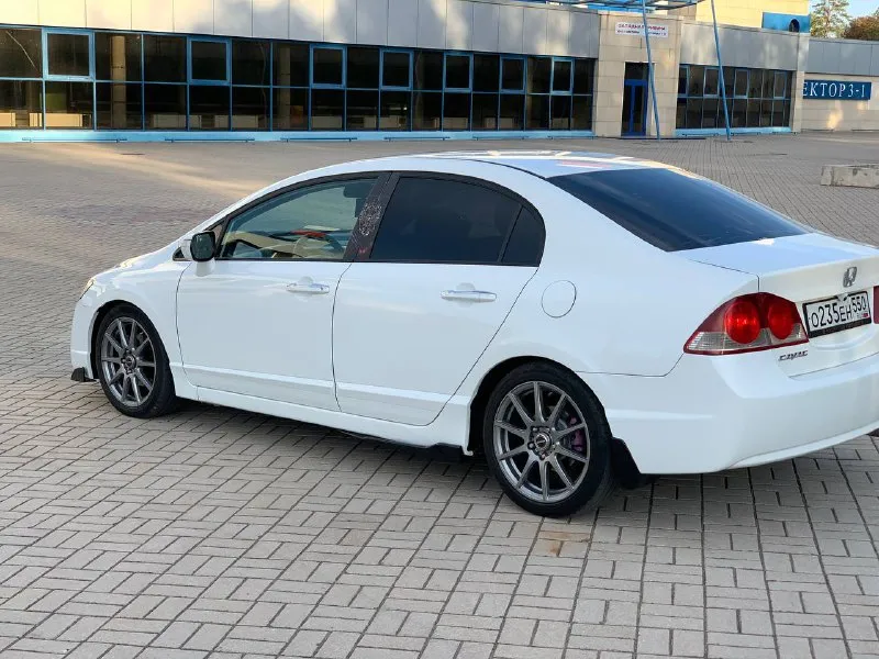 Honda civic 1.8 автомат год 2008 комплектация максимальная мотор работает отлично пробег 175 ходовка коробка в штатном режиме автомобиль выглядит как на фото салон ухоженный работает каждая кнопочка остальные вопросы по телефону +79496347909 г. мариуполь цена 750 - фотография - 4