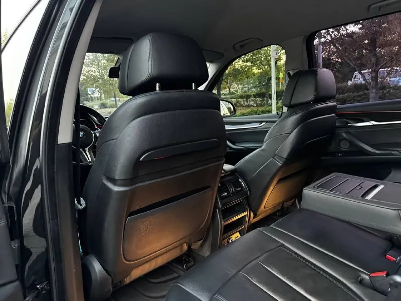 Продам bmw x5 2015 года выпуска возможен обмен машина в заводском окрасе! 2 владельца! готов к любым проверкам. 3.0 бензин, работает отлично. весь обслужен. коробка автомат переключает идеально, без пинков и рывков. топовая комплектация, дотяжки дверей, спорт-комфорт сидения с ломайками, проекция на лобовое стекло, обдувы, подогревы, камера 360, дистроник, парктроник, музыка harman kardon. осмотр донецк цена 2.650.000 ₽, возможен торг у авто! ☎️ +7 (949) 453-80-40 📞 звоните: +7(949)4538040 - фотография - 10