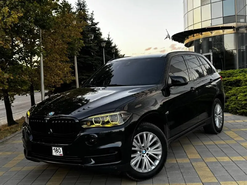 Продам bmw x5 2015 года выпуска возможен обмен машина в заводском окрасе! 2 владельца! готов к любым проверкам. 3.0 бензин, работает отлично. весь обслужен. коробка автомат переключает идеально, без пинков и рывков. топовая комплектация, дотяжки дверей, спорт-комфорт сидения с ломайками, проекция на лобовое стекло, обдувы, подогревы, камера 360, дистроник, парктроник, музыка harman kardon. осмотр донецк цена 2.650.000 ₽, возможен торг у авто! ☎️ +7 (949) 453-80-40 📞 звоните: +7(949)4538040 - фотография - 4