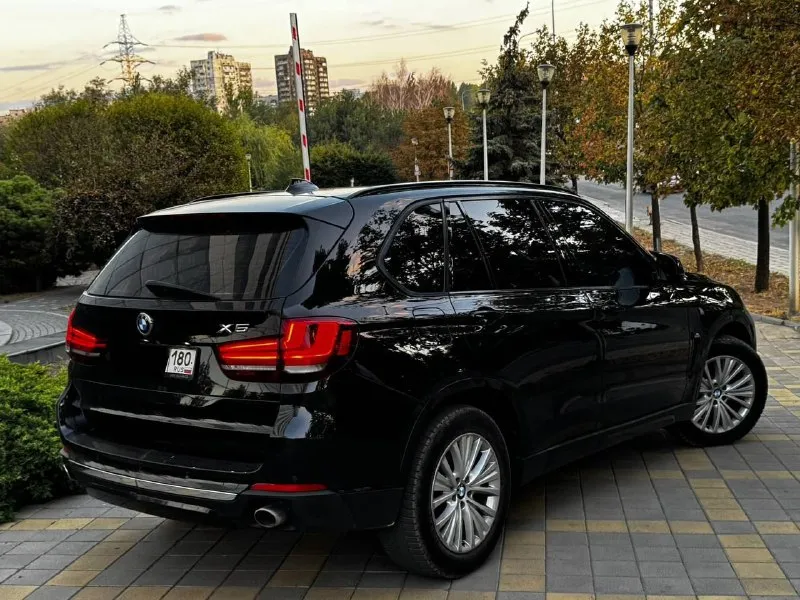 Продам bmw x5 2015 года выпуска возможен обмен машина в заводском окрасе! 2 владельца! готов к любым проверкам. 3.0 бензин, работает отлично. весь обслужен. коробка автомат переключает идеально, без пинков и рывков. топовая комплектация, дотяжки дверей, спорт-комфорт сидения с ломайками, проекция на лобовое стекло, обдувы, подогревы, камера 360, дистроник, парктроник, музыка harman kardon. осмотр донецк цена 2.650.000 ₽, возможен торг у авто! ☎️ +7 (949) 453-80-40 📞 звоните: +7(949)4538040 - фотография - 5